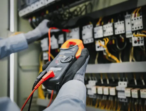 Se former à l’habilitation électrique : un atout majeur pour la sécurité en entreprise 